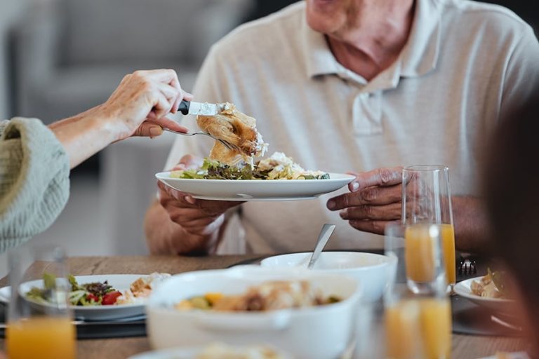 Photographie de personnes âgées partageant un repas